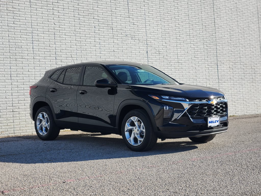 New 2026 Chevrolet Trax LS w/ LS Convenience Package FWD image 2