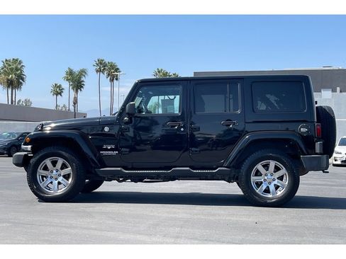 Used 2017 Jeep Wrangler Unlimited Sahara w/ Connectivity Group AWD/4WD image 2