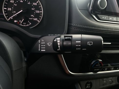 Used 2025 Nissan Rogue SV FWD image 37