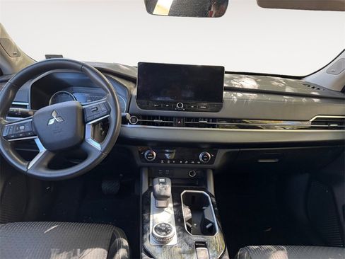 Used 2025 Mitsubishi Outlander ES image 10