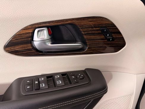 Used 2023 Chrysler Pacifica Limited FWD image 30