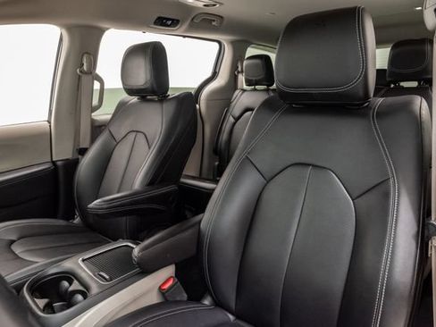 Used 2024 Chrysler Pacifica Touring-L FWD image 9