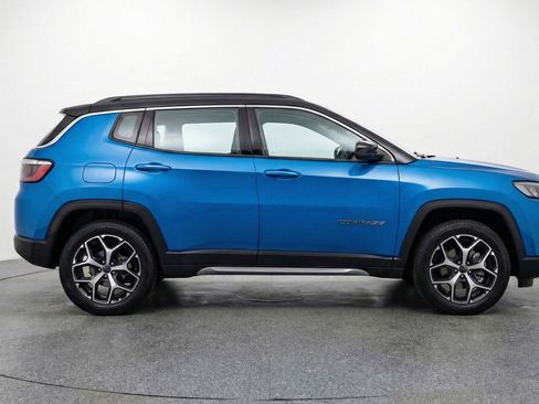 Used 2025 Jeep Compass Limited image 11