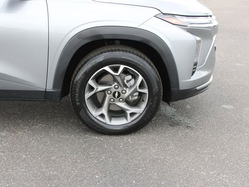 Used 2025 Chevrolet Trax LT image 12