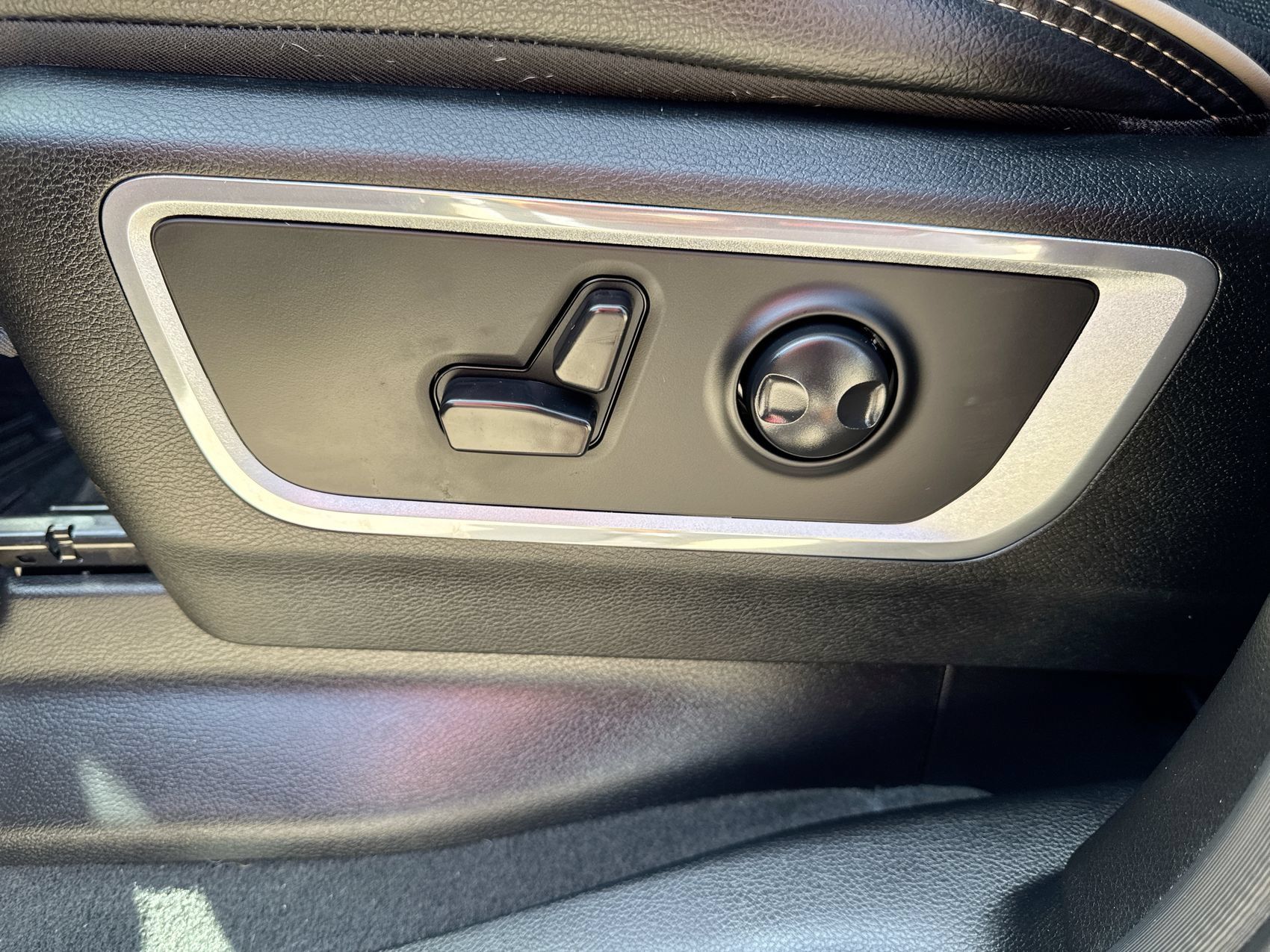 Used 2024 RAM 1500 Laramie AWD/4WD image 12