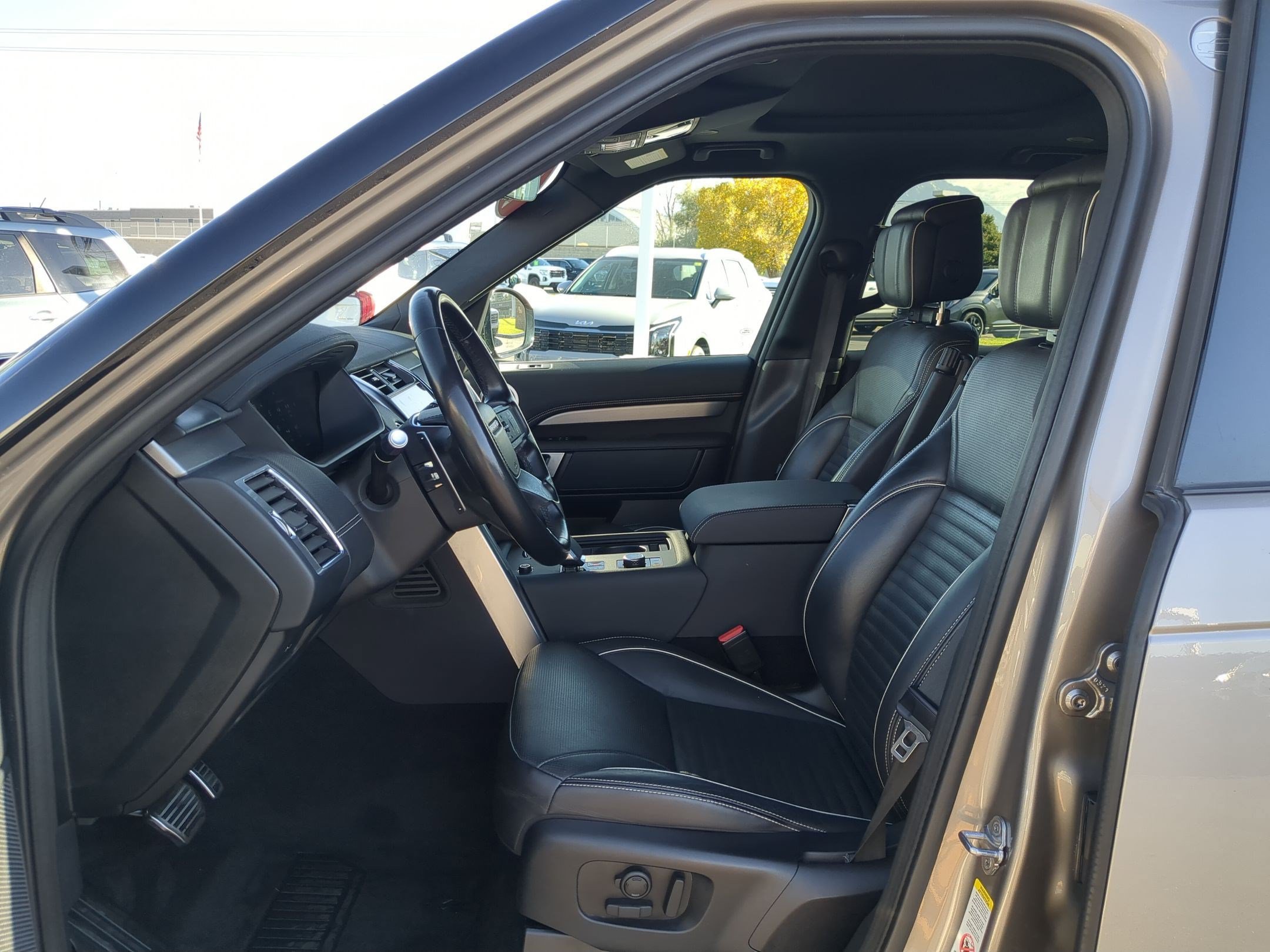 Used 2022 Land Rover Discovery HSE R-Dynamic AWD/4WD image 26