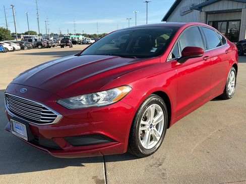 Used 2018 Ford Fusion SE w/ Fusion SE Technology Package FWD image 3