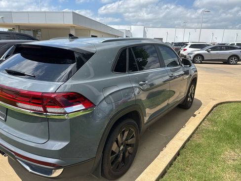 Used 2024 Volkswagen Atlas Cross Sport SE w/ Panoramic Sunroof Package FWD image 7