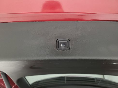 Used 2023 Chevrolet Traverse LT image 2