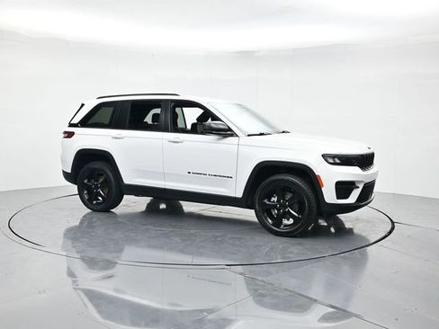 Used 2023 Jeep Grand Cherokee Altitude RWD image 3