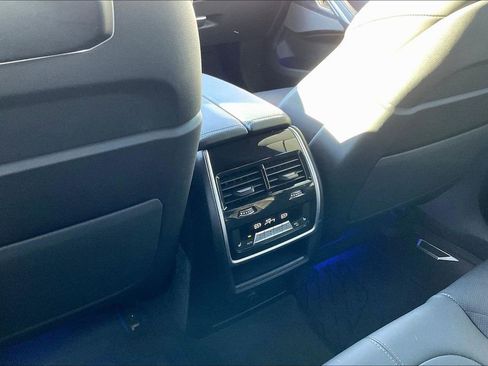 Used 2025 BMW X6 xDrive40i w/ Climate Comfort Package image 10