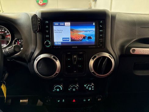 Used 2015 Jeep Wrangler Unlimited Rubicon image 24