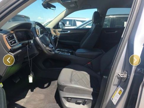 Certified 2025 Volkswagen Atlas SE image 3