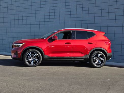 Used 2023 Volvo XC40 B5 Core w/ Convenience Package AWD/4WD image 2