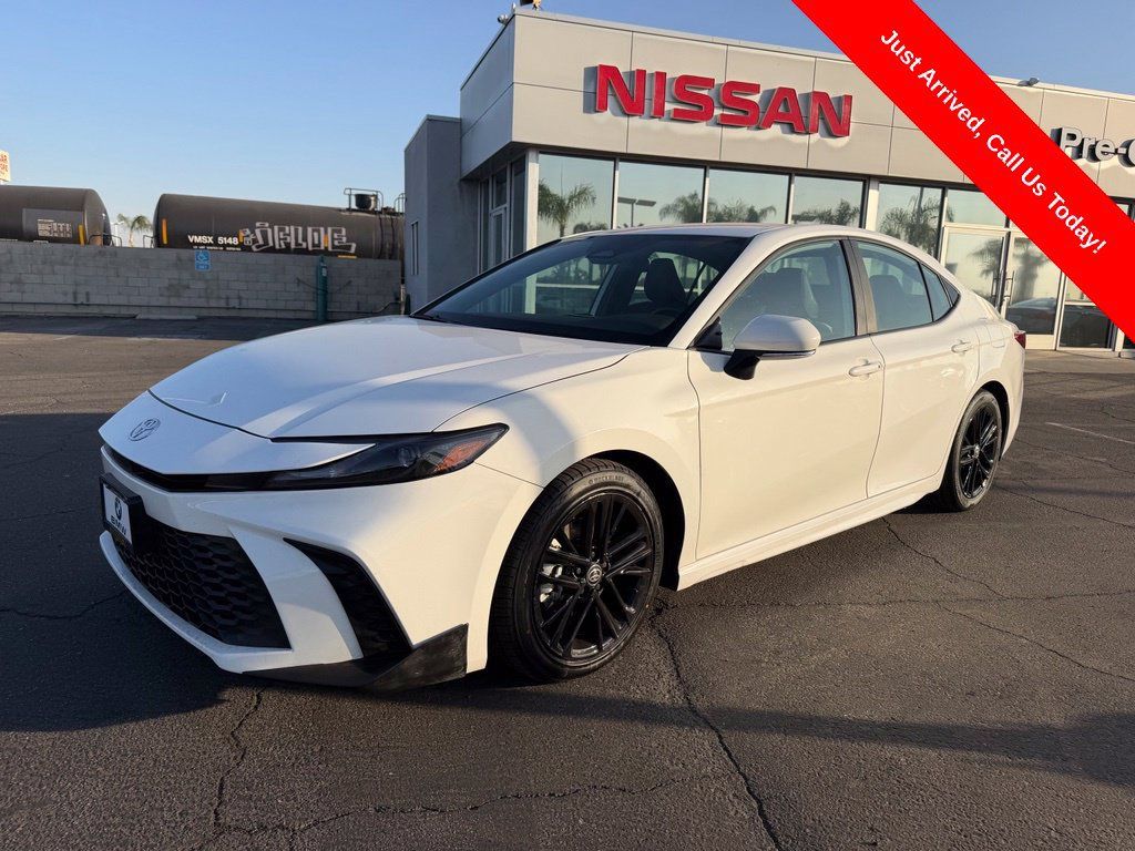 Used 2025 Toyota Camry SE FWD image 1