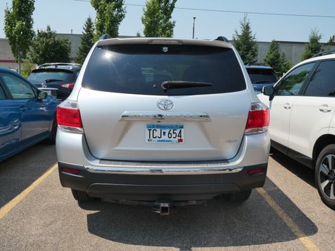 Used 2013 Toyota Highlander Plus AWD/4WD image 4