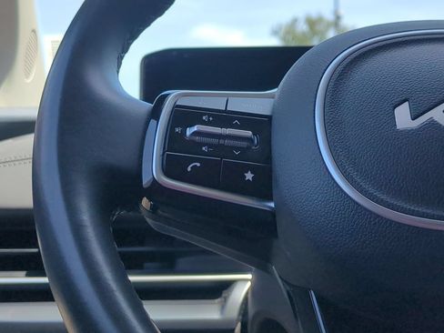 Used 2025 Kia Carnival FWD image 21