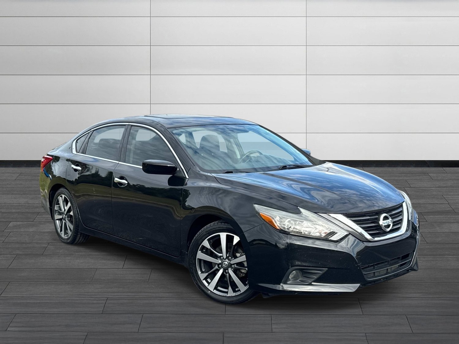 Used 2016 Nissan Altima 2.5 SR w/ Interior Lighting Package FWD image 2