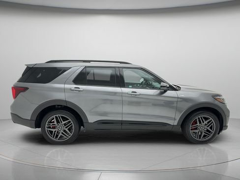 Used 2025 Ford Explorer ST-Line w/ ST-Line Street Pack AWD/4WD image 4