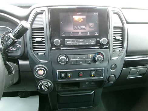 Used 2022 Nissan Titan SV image 18