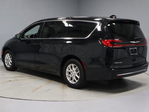 Used 2025 Chrysler Pacifica Select FWD image 9