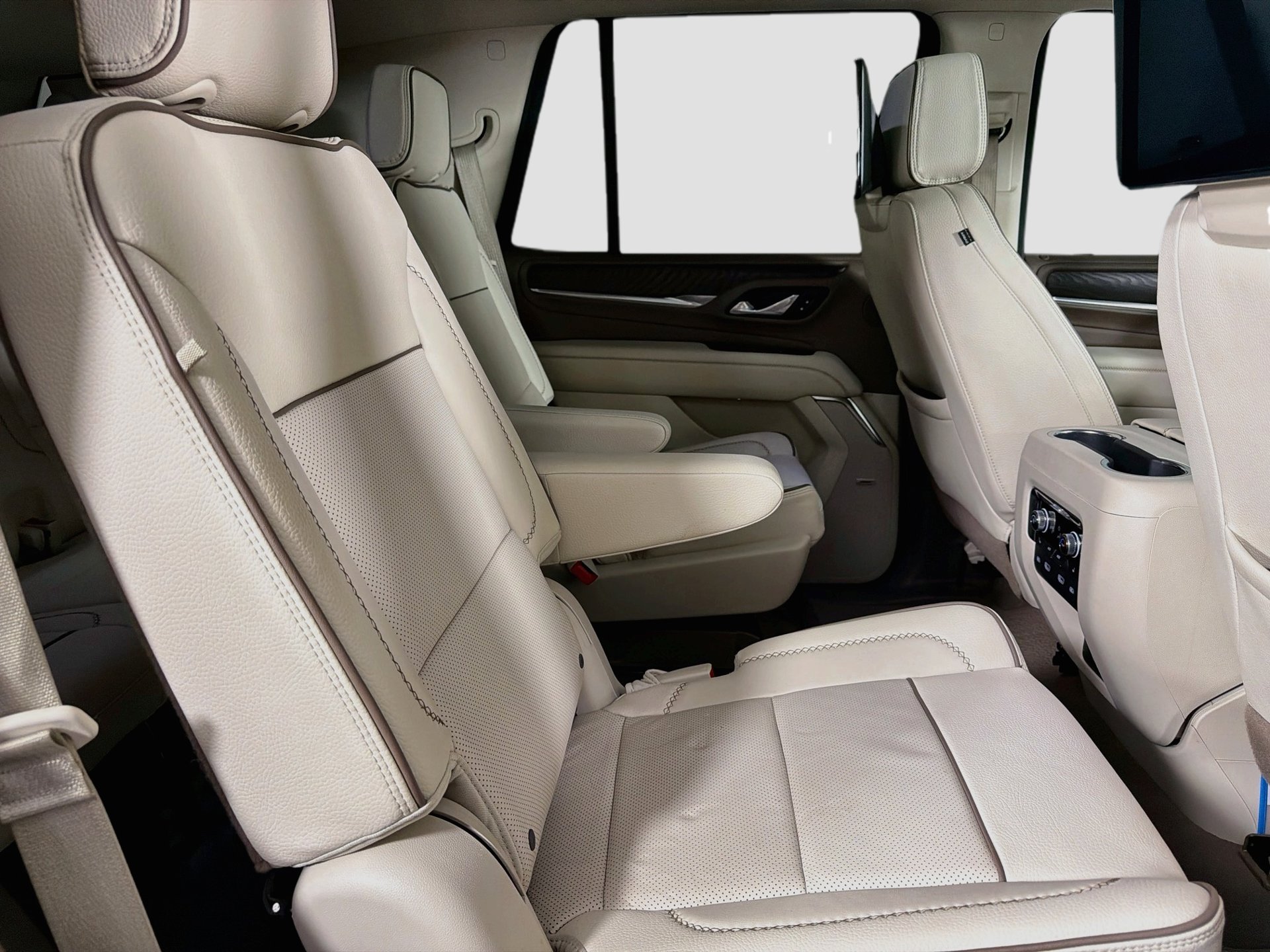 Used 2024 GMC Yukon Denali RWD image 32
