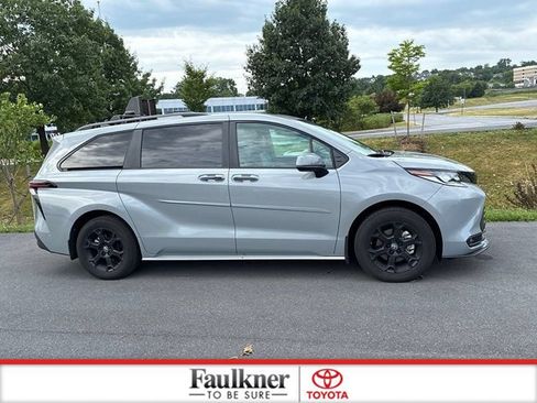 Certified 2025 Toyota Sienna XLE Woodland Edition AWD/4WD image 5