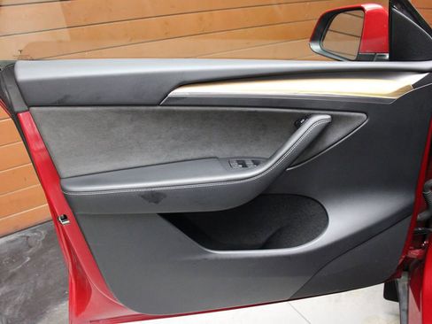 Used 2023 Tesla Model Y Performance image 12