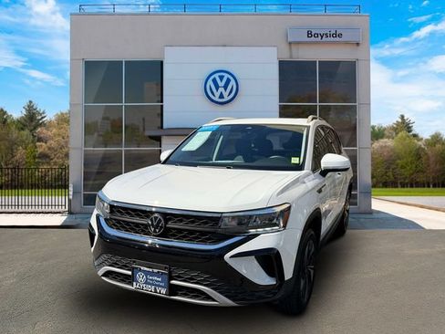 Certified 2023 Volkswagen Taos SE w/ Panoramic Sunroof Package AWD/4WD image 4