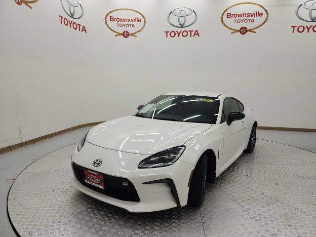 Used 2025 Toyota GR86 RWD image 2