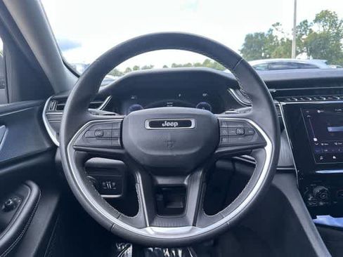 Used 2023 Jeep Grand Cherokee Laredo RWD image 28