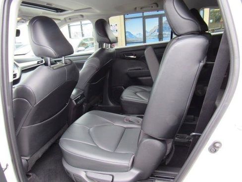 Used 2021 Toyota Highlander XLE AWD/4WD image 29