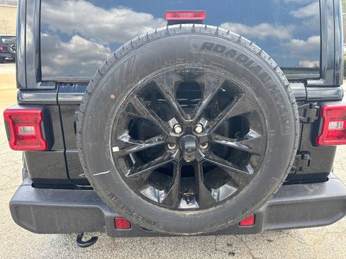 Used 2025 Jeep Wrangler Sahara image 18