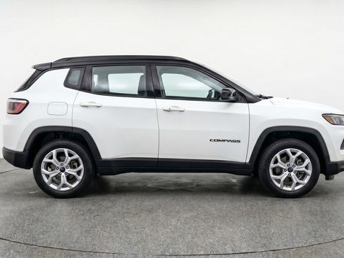 Used 2025 Jeep Compass Latitude AWD/4WD image 11