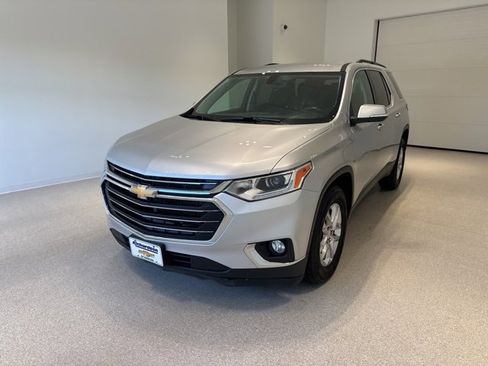 Used 2021 Chevrolet Traverse LT image 3