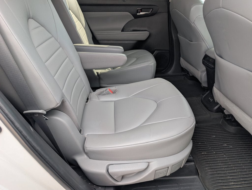 Used 2022 Toyota Highlander XLE AWD/4WD image 5