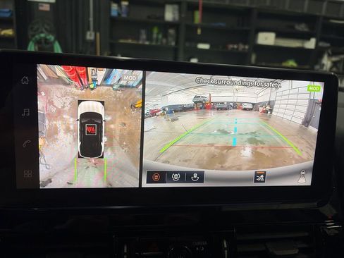 New 2026 Nissan Pathfinder SL image 17