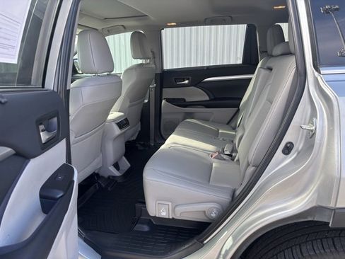 Used 2019 Toyota Highlander XLE image 12