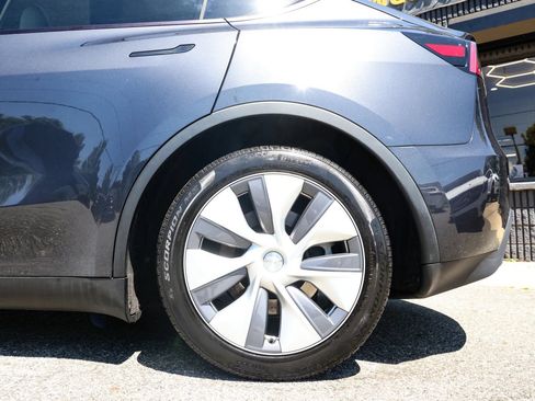 Used 2024 Tesla Model Y Long Range AWD/4WD image 19