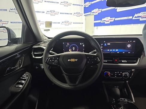 Used 2025 Chevrolet TrailBlazer LT image 2