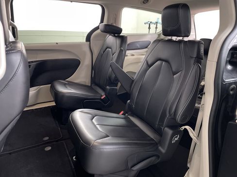 Used 2023 Chrysler Pacifica Touring-L image 19