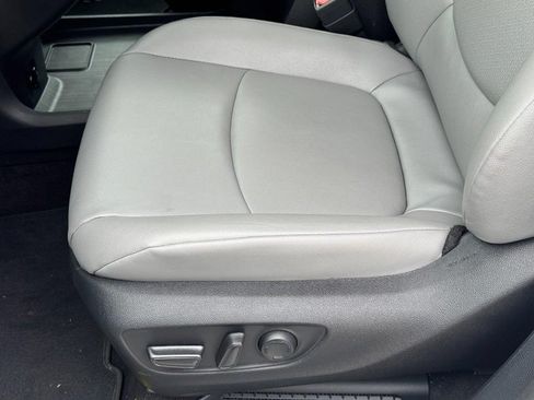 Used 2025 Toyota Sienna XLE FWD image 27