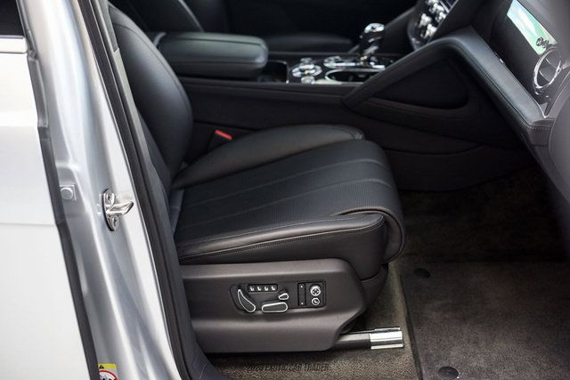 Used 2021 Bentley Bentayga AWD/4WD image 28