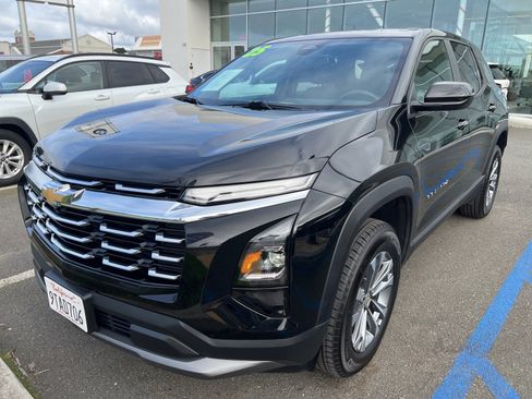 Used 2025 Chevrolet Equinox LT image 2