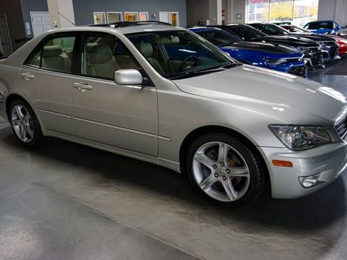 Used 2002 Lexus IS 300 image 2