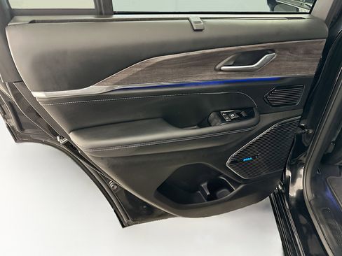 Used 2023 Jeep Grand Cherokee Overland w/ Luxury Tech Group IV image 27