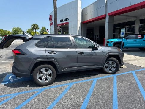 Used 2022 Toyota RAV4 XLE w/ Convenience Package AWD/4WD image 2