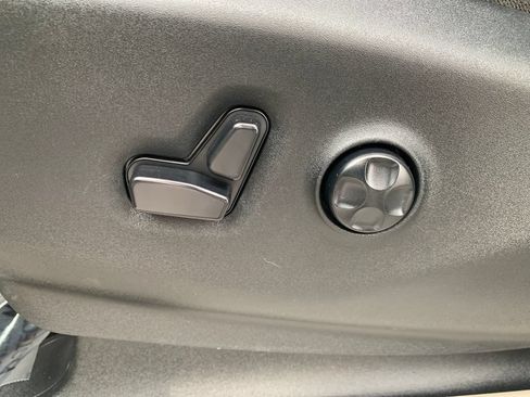 Used 2018 Chrysler Pacifica Touring-L FWD image 5