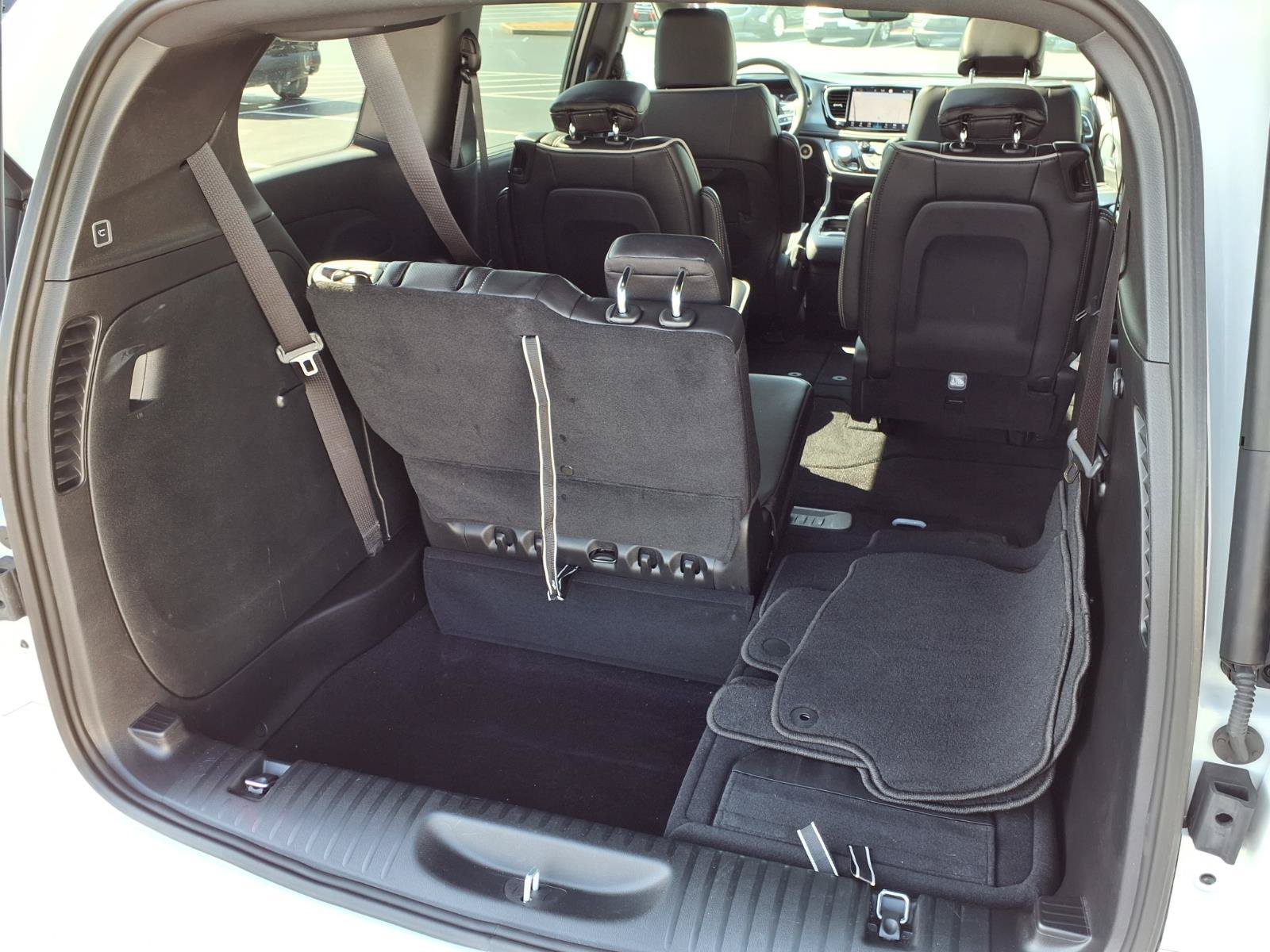 Used 2026 Chrysler Pacifica Limited FWD image 27