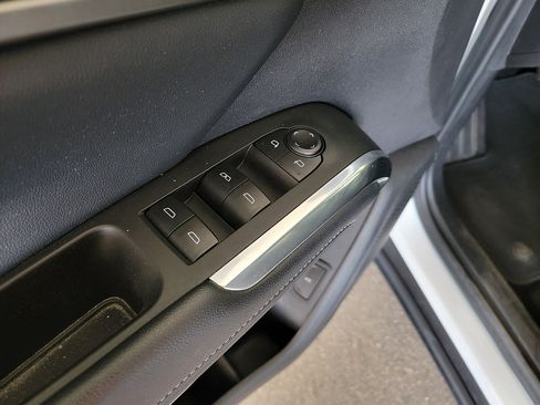 Used 2025 Chevrolet Traverse LT FWD image 12